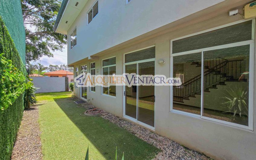 Condo de 292 m2 con 3 habit. con su propio baño en Guachipelín Escazú