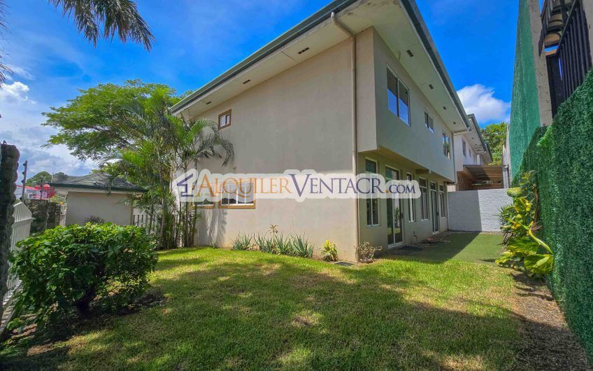 Condo de 292 m2 con 3 habit. con su propio baño en Guachipelín Escazú