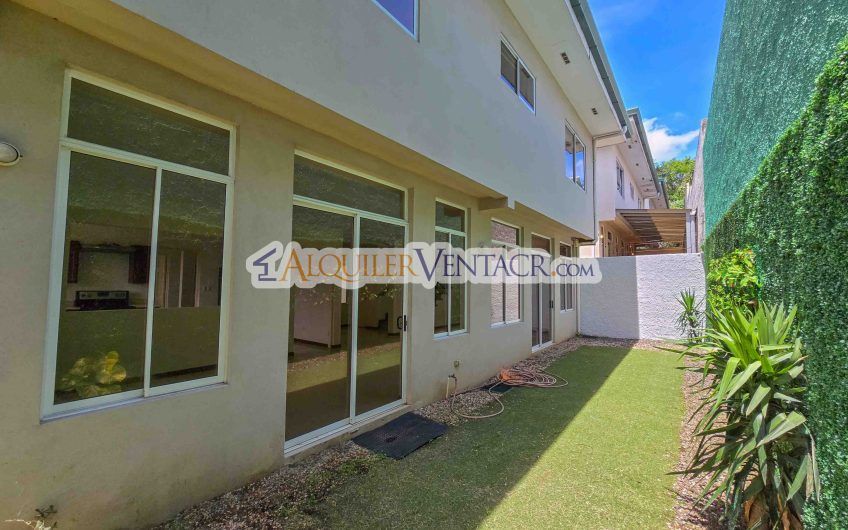 Condo de 292 m2 con 3 habit. con su propio baño en Guachipelín Escazú