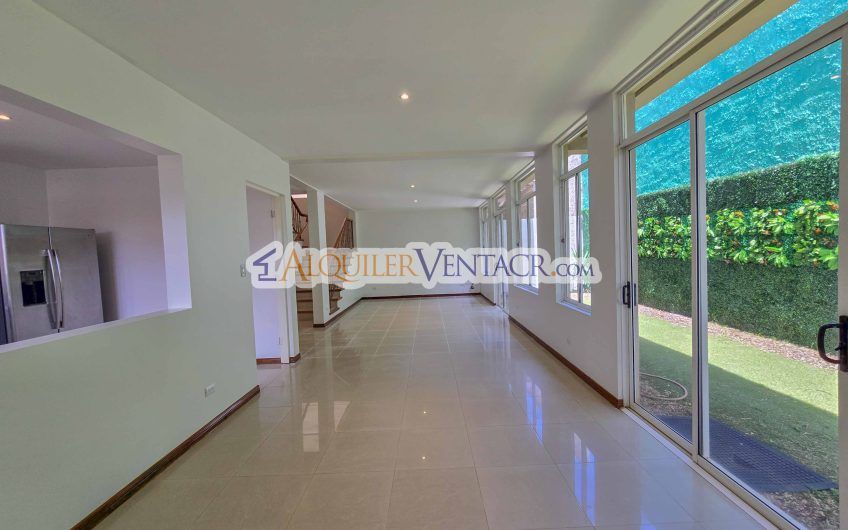 Condo de 292 m2 con 3 habit. con su propio baño en Guachipelín Escazú