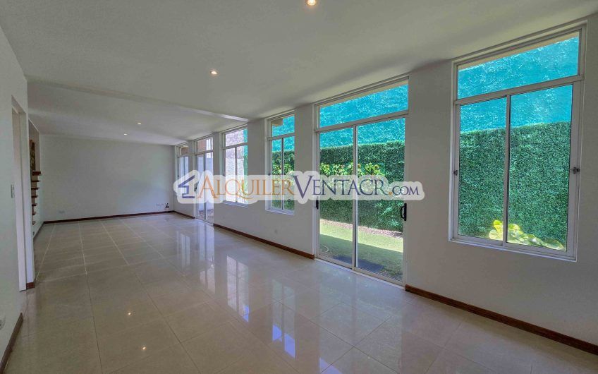 Condo de 292 m2 con 3 habit. con su propio baño en Guachipelín Escazú