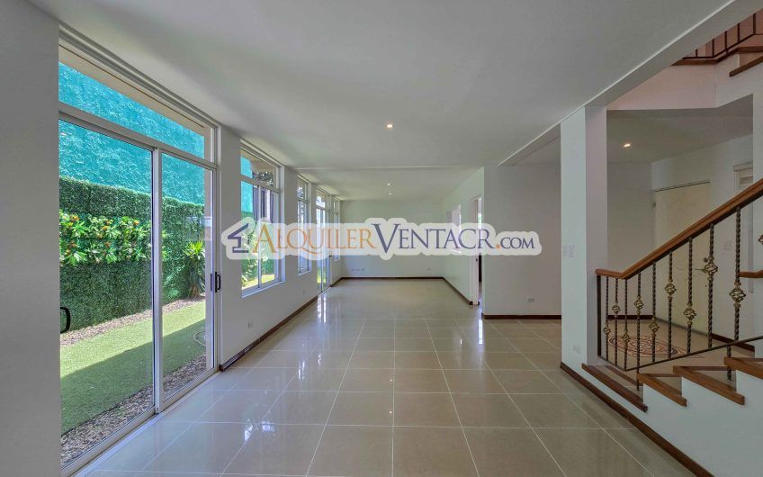 Condo de 292 m2 con 3 habit. con su propio baño en Guachipelín Escazú