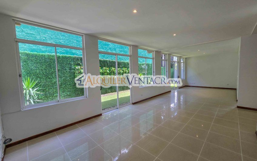 Condo de 292 m2 con 3 habit. con su propio baño en Guachipelín Escazú
