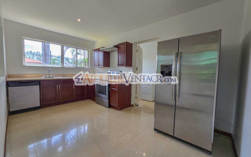 Condo de 292 m2 con 3 habit. con su propio baño en Guachipelín Escazú