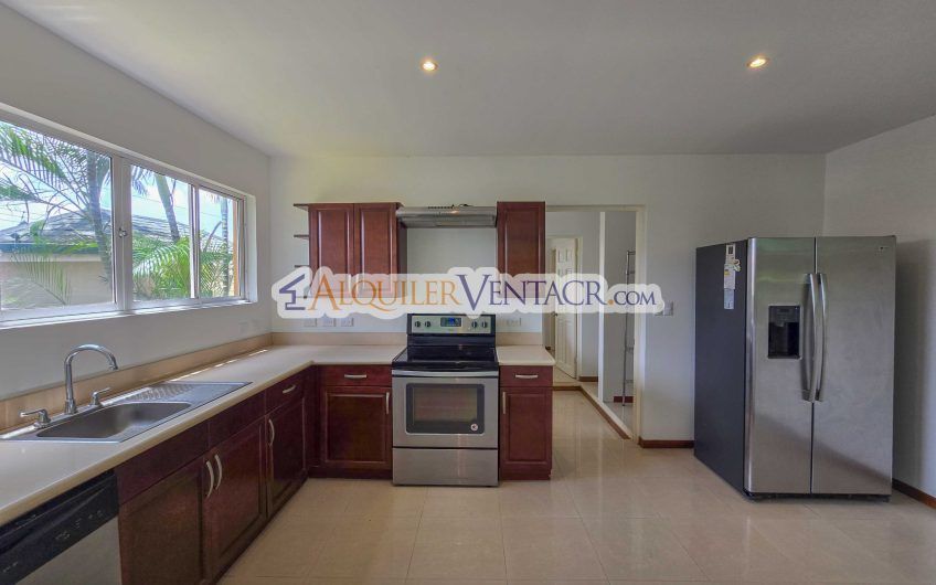 Condo de 292 m2 con 3 habit. con su propio baño en Guachipelín Escazú