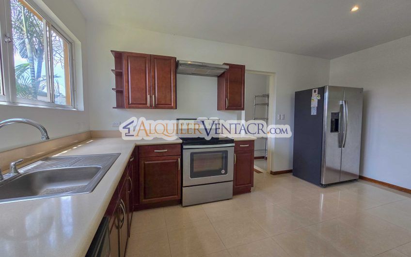 Condo de 292 m2 con 3 habit. con su propio baño en Guachipelín Escazú