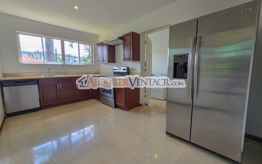 Condo de 292 m2 con 3 habit. con su propio baño en Guachipelín Escazú
