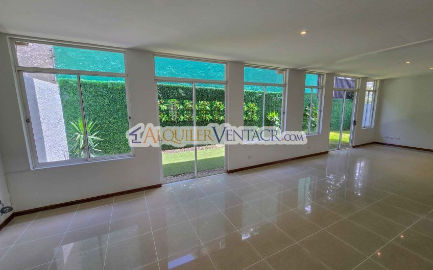 Condo de 292 m2 con 3 habit. con su propio baño en Guachipelín Escazú