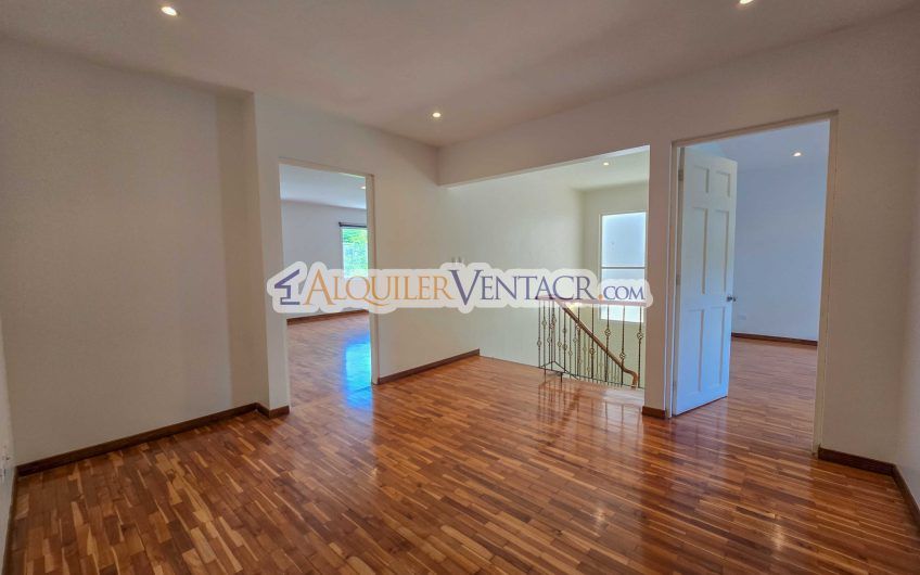 Condo de 292 m2 con 3 habit. con su propio baño en Guachipelín Escazú