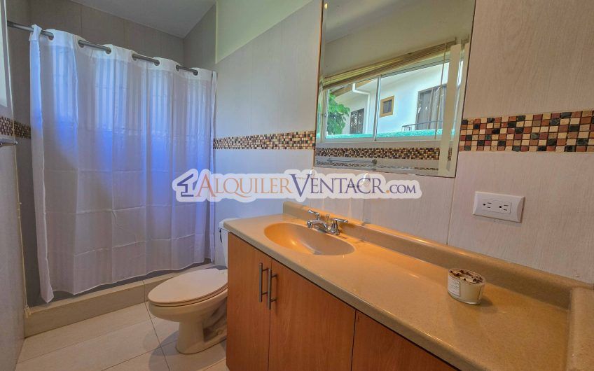 Condo de 292 m2 con 3 habit. con su propio baño en Guachipelín Escazú