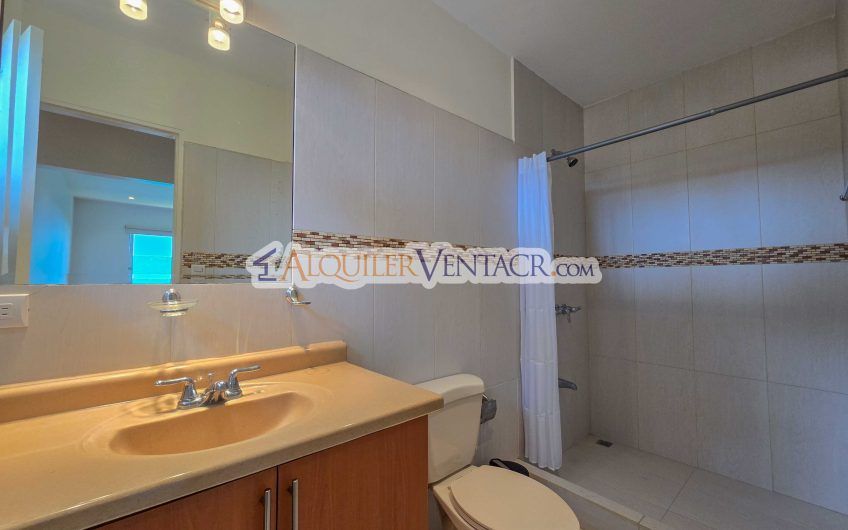 Condo de 292 m2 con 3 habit. con su propio baño en Guachipelín Escazú