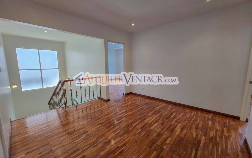 Condo de 292 m2 con 3 habit. con su propio baño en Guachipelín Escazú