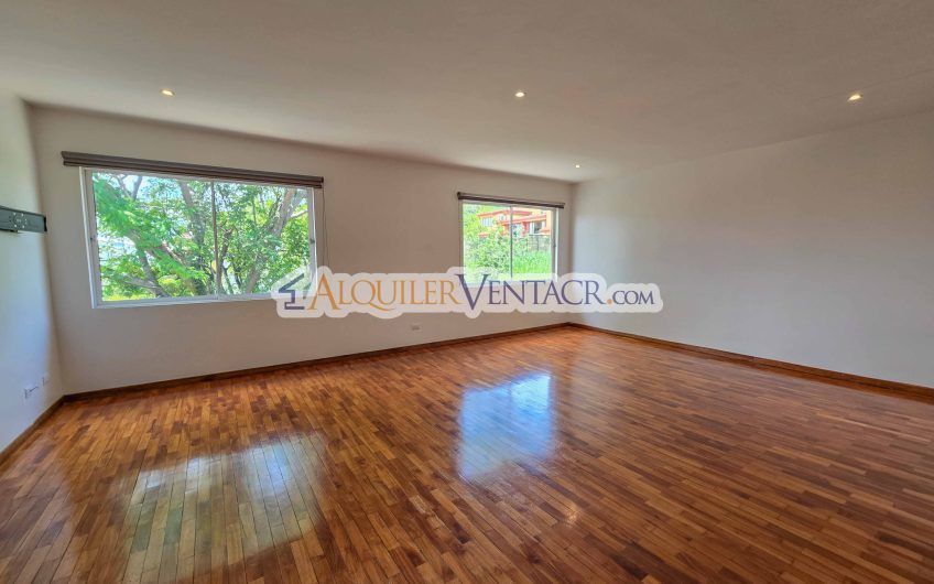 Condo de 292 m2 con 3 habit. con su propio baño en Guachipelín Escazú