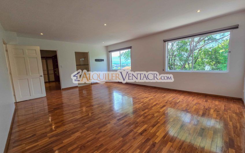 Condo de 292 m2 con 3 habit. con su propio baño en Guachipelín Escazú