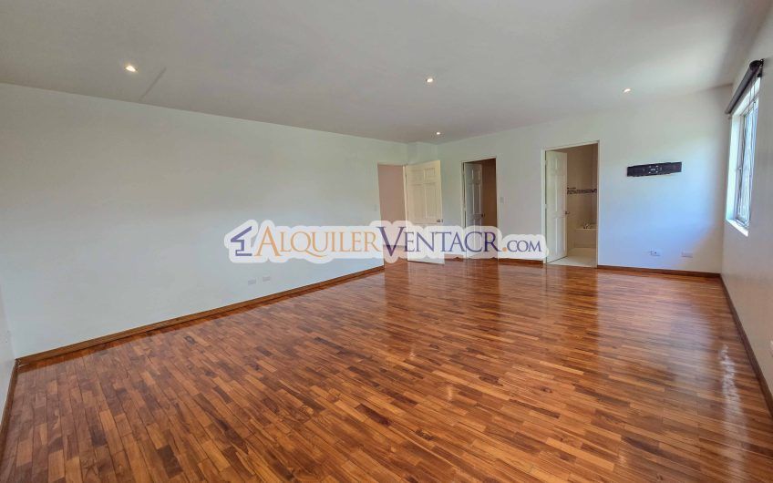 Condo de 292 m2 con 3 habit. con su propio baño en Guachipelín Escazú