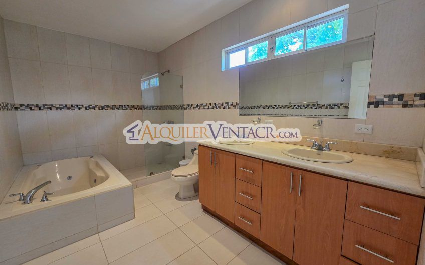 Condo de 292 m2 con 3 habit. con su propio baño en Guachipelín Escazú