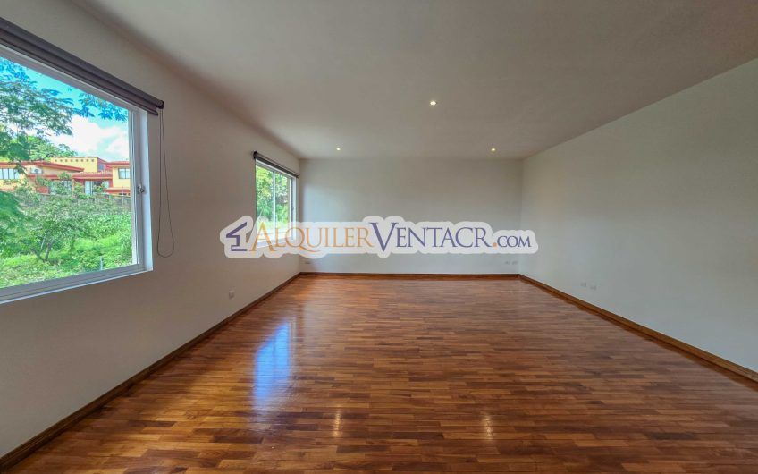 Condo de 292 m2 con 3 habit. con su propio baño en Guachipelín Escazú