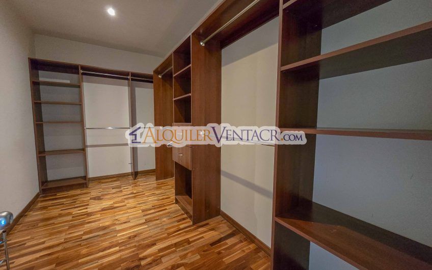Condo de 292 m2 con 3 habit. con su propio baño en Guachipelín Escazú