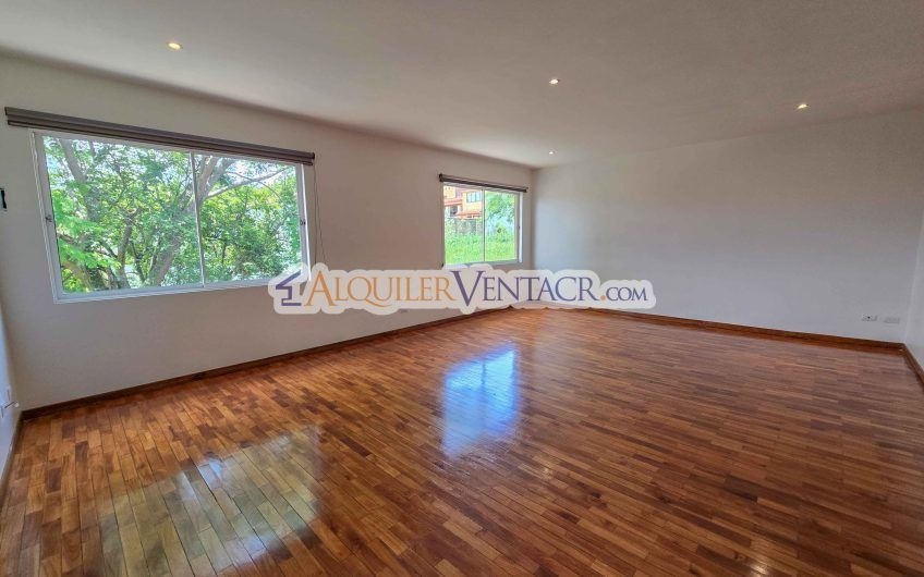 Condo de 292 m2 con 3 habit. con su propio baño en Guachipelín Escazú