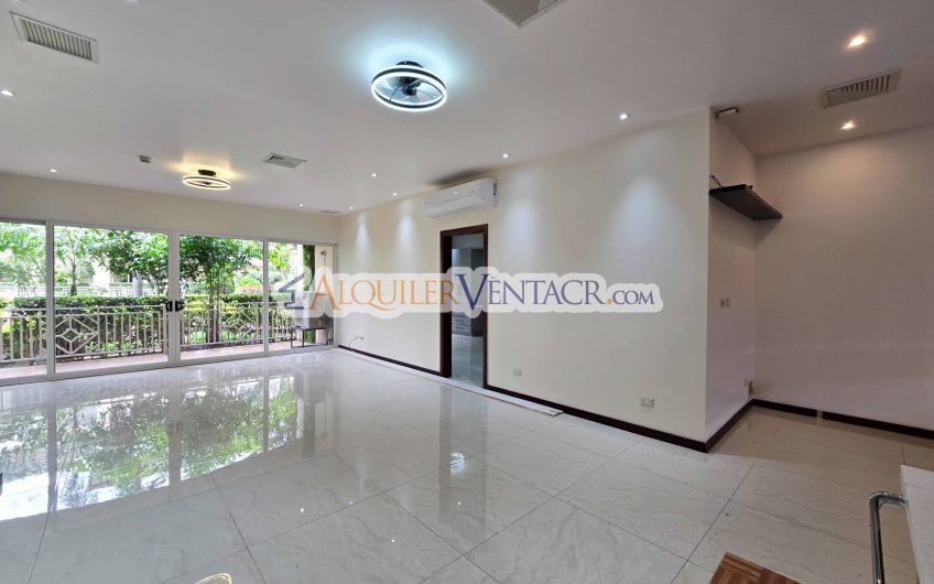 Apartamento de 2 habit. en 1er nivel con terraza en San Rafael Escazú