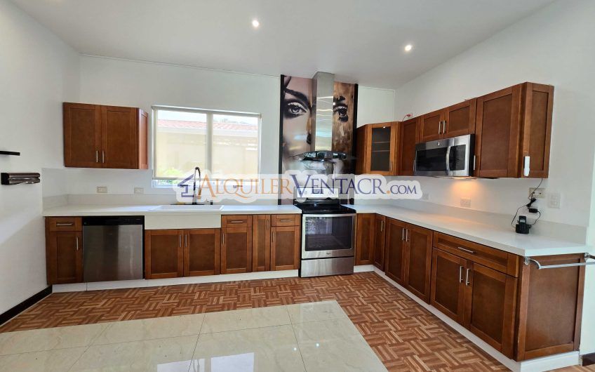 Apartamento de 2 habit. en 1er nivel con terraza en San Rafael Escazú
