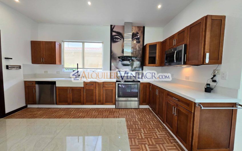 Apartamento de 2 habit. en 1er nivel con terraza en San Rafael Escazú