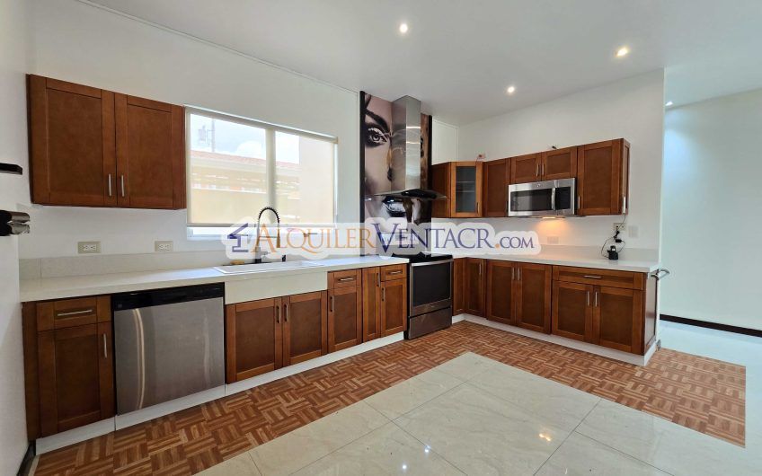 Apartamento de 2 habit. en 1er nivel con terraza en San Rafael Escazú
