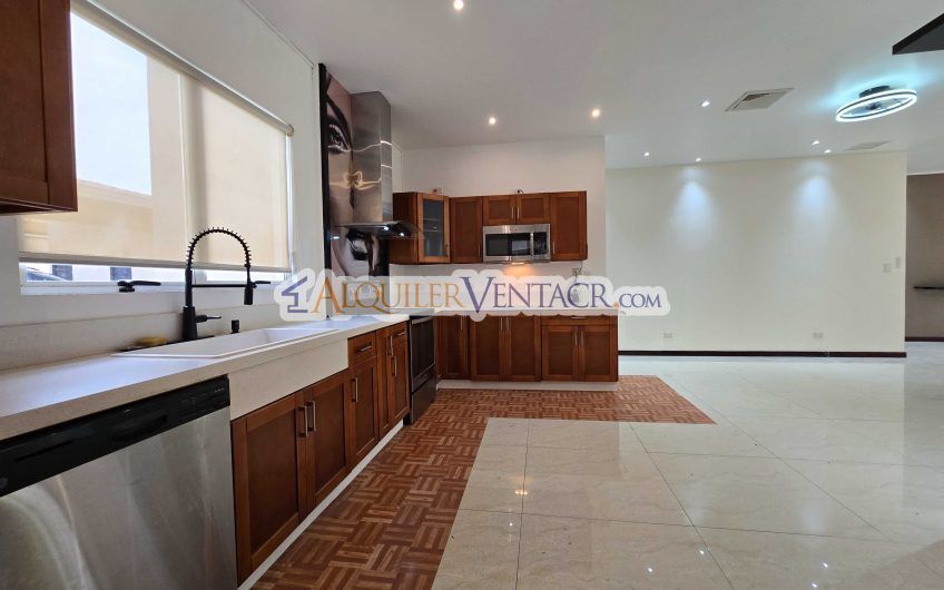 Apartamento de 2 habit. en 1er nivel con terraza en San Rafael Escazú