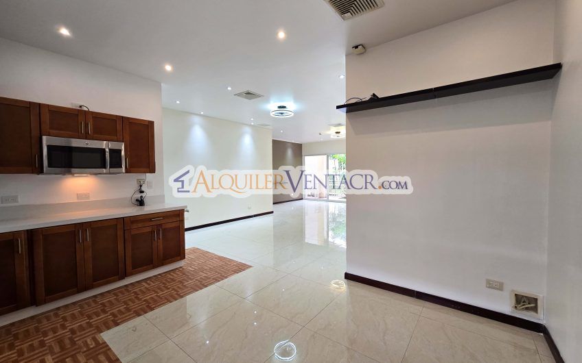 Apartamento de 2 habit. en 1er nivel con terraza en San Rafael Escazú