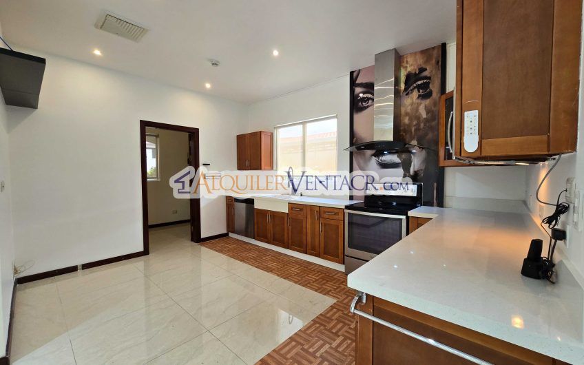 Apartamento de 2 habit. en 1er nivel con terraza en San Rafael Escazú