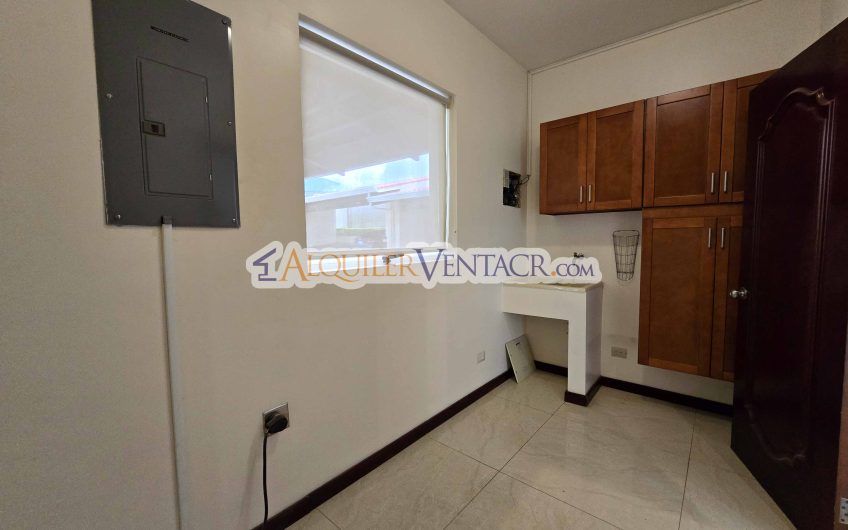 Apartamento de 2 habit. en 1er nivel con terraza en San Rafael Escazú