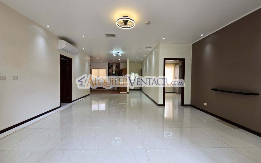 Apartamento de 2 habit. en 1er nivel con terraza en San Rafael Escazú