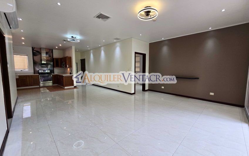 Apartamento de 2 habit. en 1er nivel con terraza en San Rafael Escazú