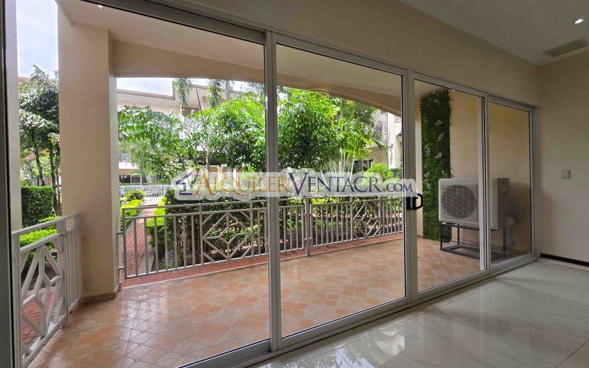 Apartamento de 2 habit. en 1er nivel con terraza en San Rafael Escazú