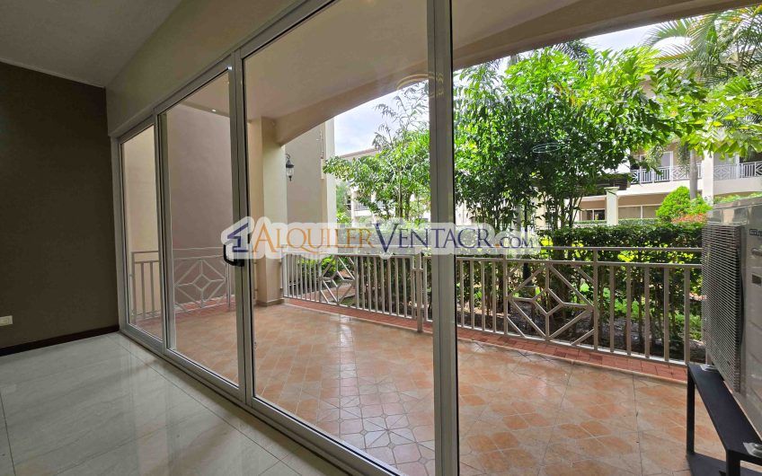 Apartamento de 2 habit. en 1er nivel con terraza en San Rafael Escazú