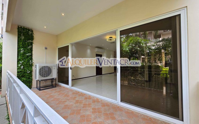 Apartamento de 2 habit. en 1er nivel con terraza en San Rafael Escazú