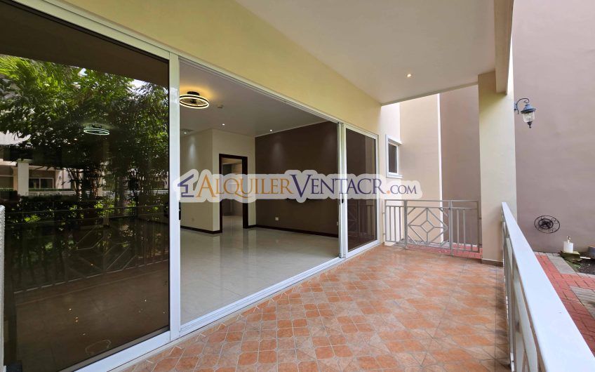 Apartamento de 2 habit. en 1er nivel con terraza en San Rafael Escazú