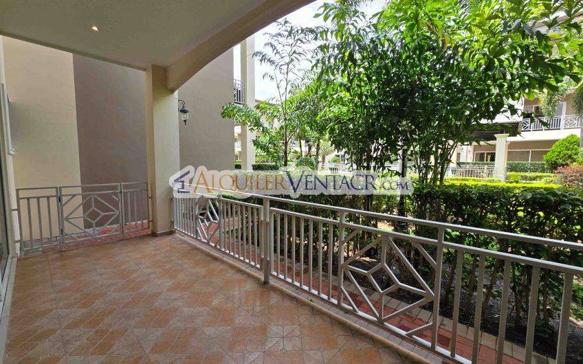Apartamento de 2 habit. en 1er nivel con terraza en San Rafael Escazú