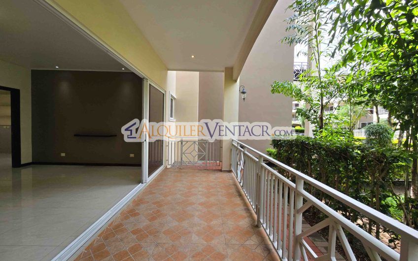 Apartamento de 2 habit. en 1er nivel con terraza en San Rafael Escazú