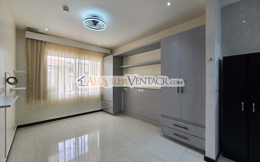 Apartamento de 2 habit. en 1er nivel con terraza en San Rafael Escazú