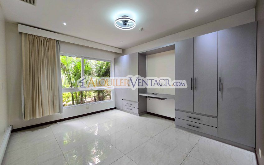 Apartamento de 2 habit. en 1er nivel con terraza en San Rafael Escazú