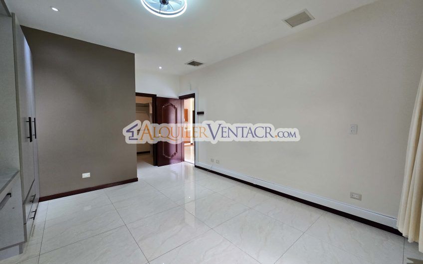 Apartamento de 2 habit. en 1er nivel con terraza en San Rafael Escazú
