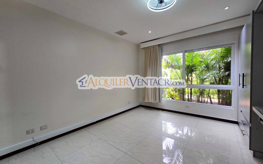 Apartamento de 2 habit. en 1er nivel con terraza en San Rafael Escazú
