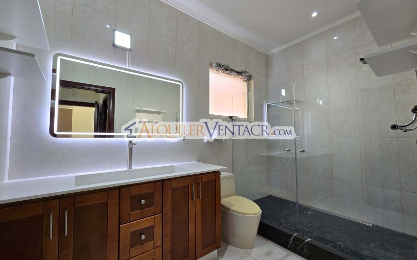Apartamento de 2 habit. en 1er nivel con terraza en San Rafael Escazú