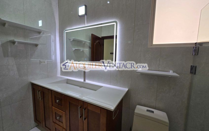 Apartamento de 2 habit. en 1er nivel con terraza en San Rafael Escazú
