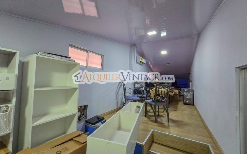 Local comercial de 550 m2 con 666 m2 de lote sobre calle principal en La Uruca