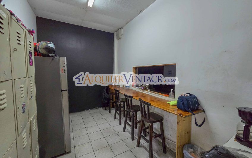 Local comercial de 550 m2 con 666 m2 de lote sobre calle principal en La Uruca