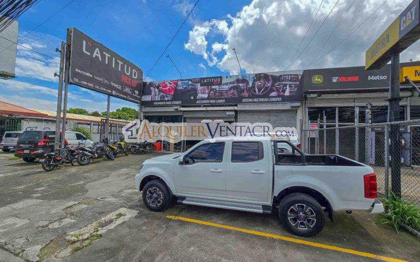 Local comercial de 550 m2 con 666 m2 de lote sobre calle principal en La Uruca