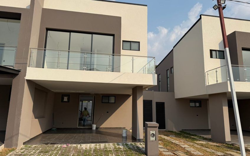 Para estrenar! Condo con jardín en Lindora Village Santa Ana
