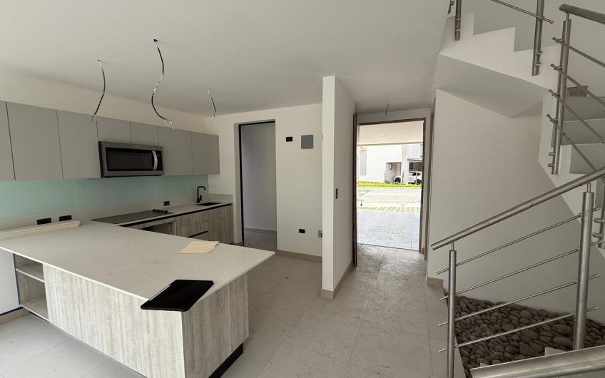 Para estrenar! Condo con jardín en Lindora Village Santa Ana